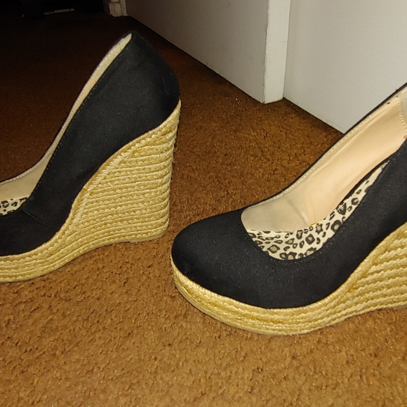 Black and tan colored wedges - Picture 4 of 4